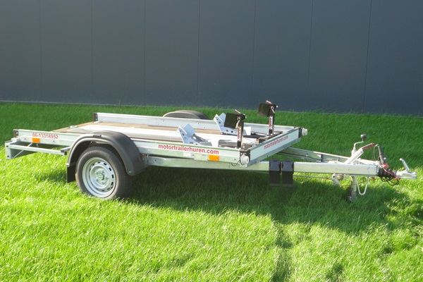 Geremde motortrailer voor 2 motoren